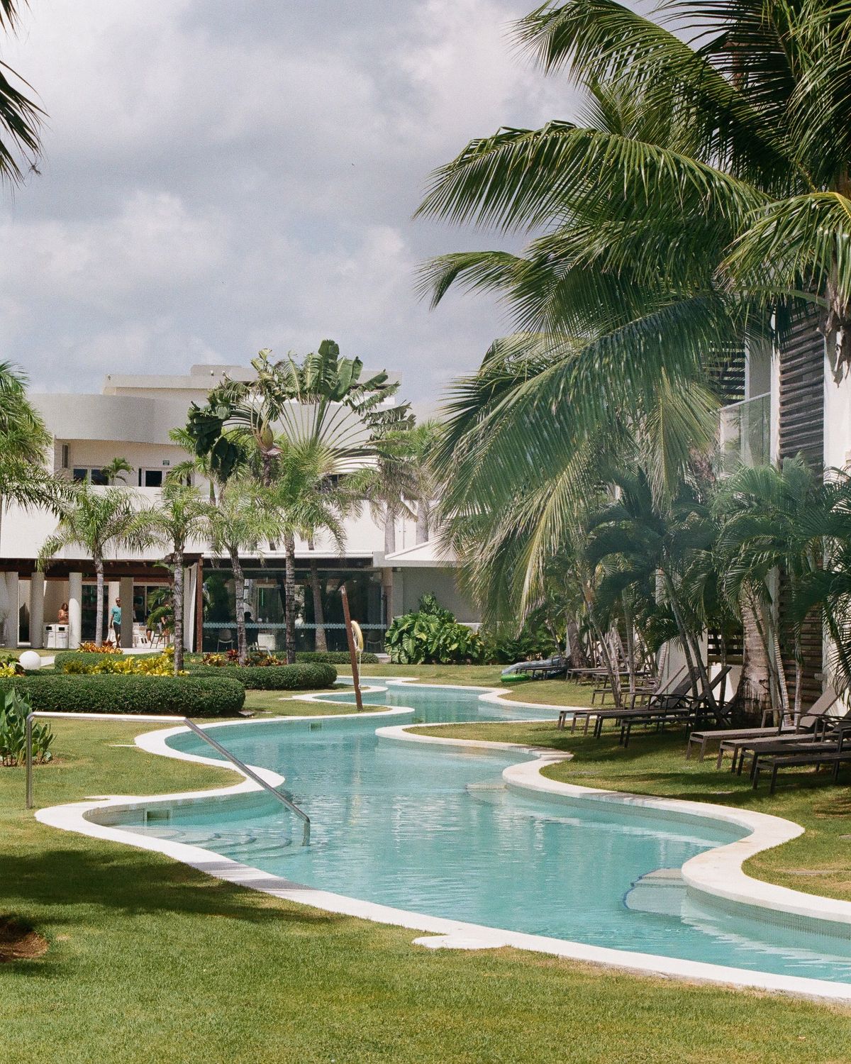 Hotel tropical con piscina y jardines