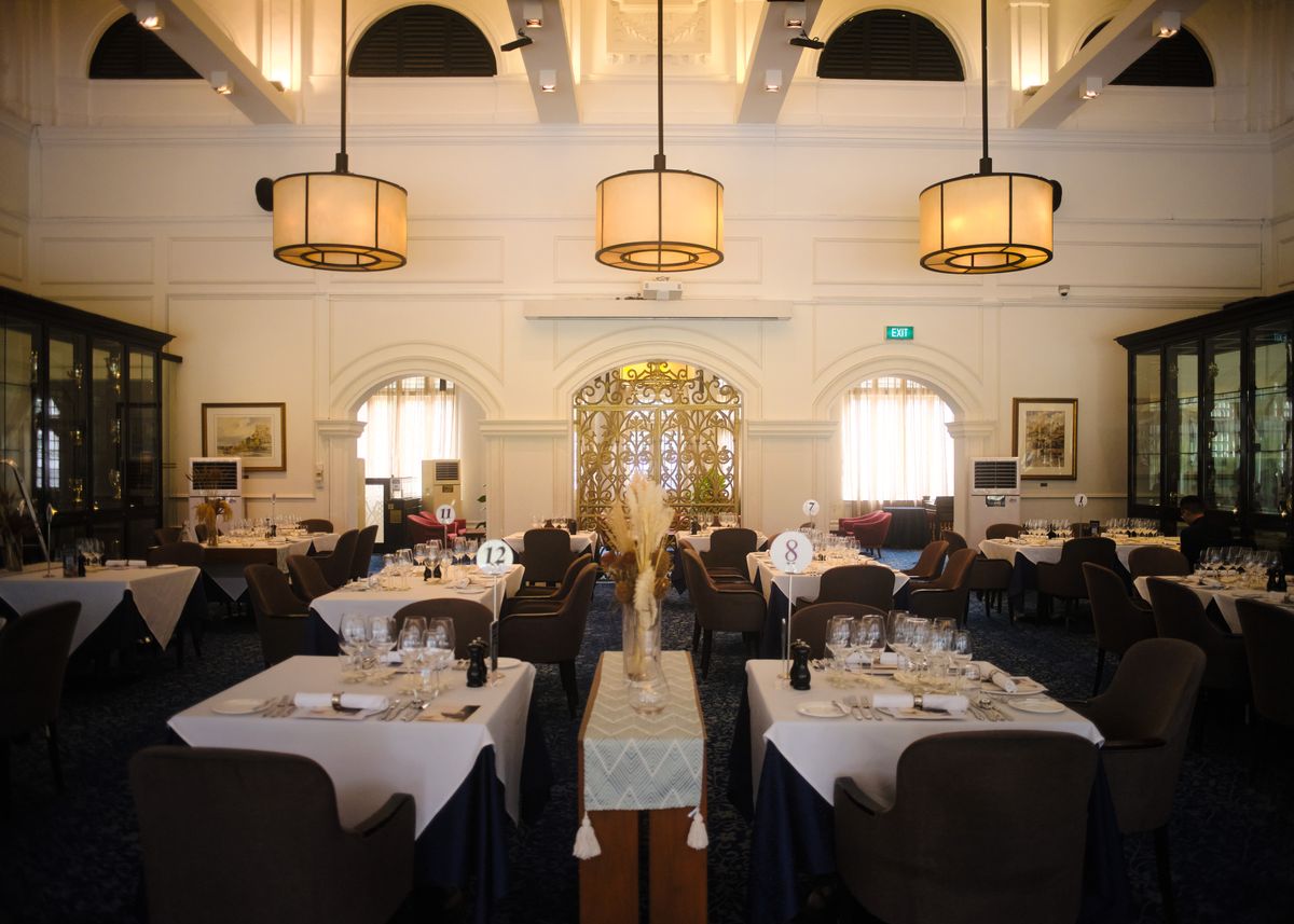Restaurante con mesas preparadas para servicio
