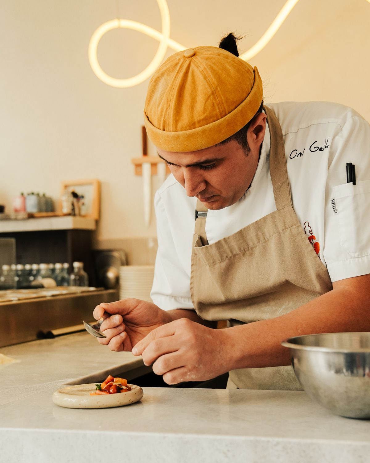 Referencia de un chef preparando un plato