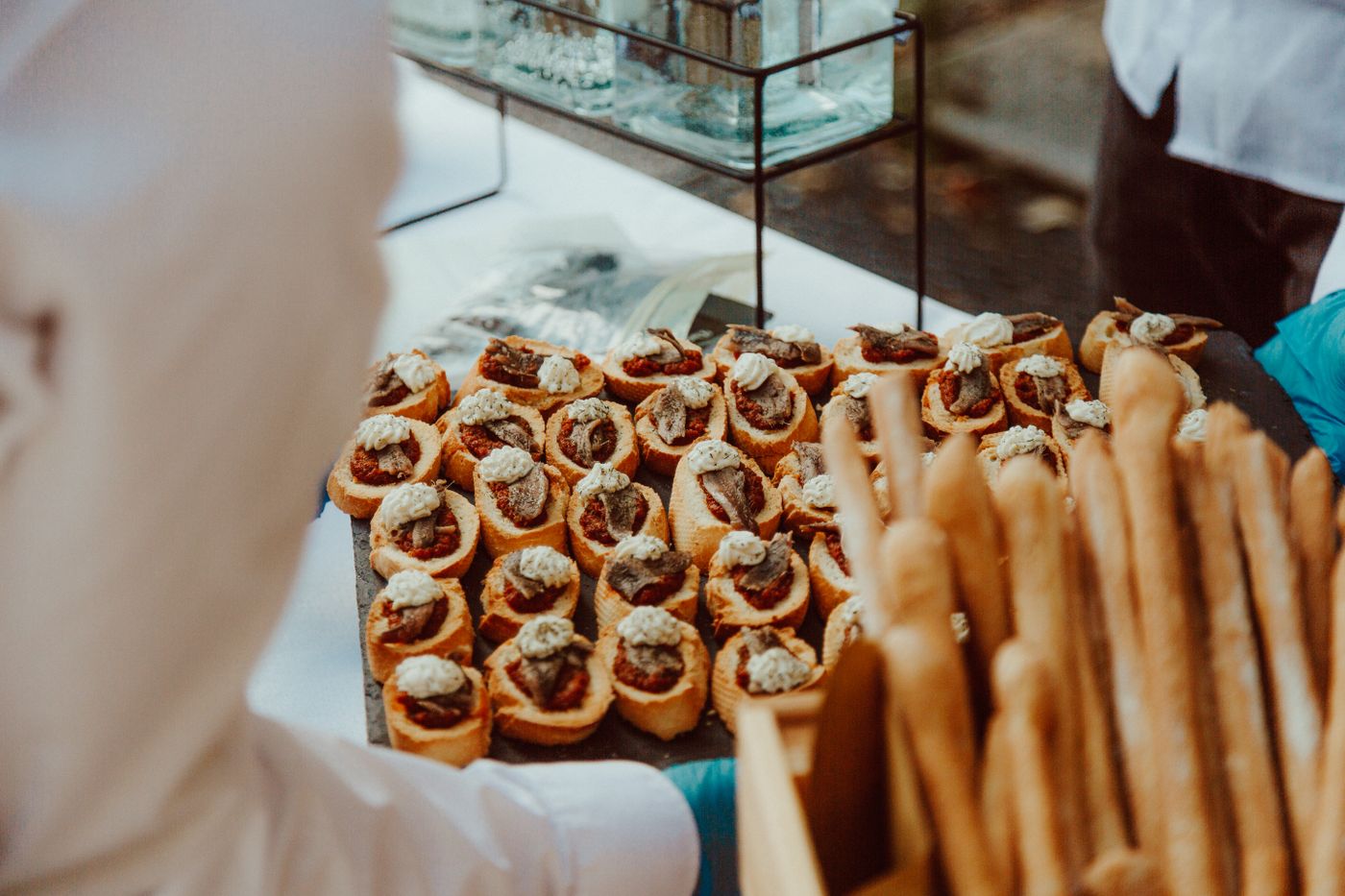 Bocados gourmet y crostini presentados para una degustación