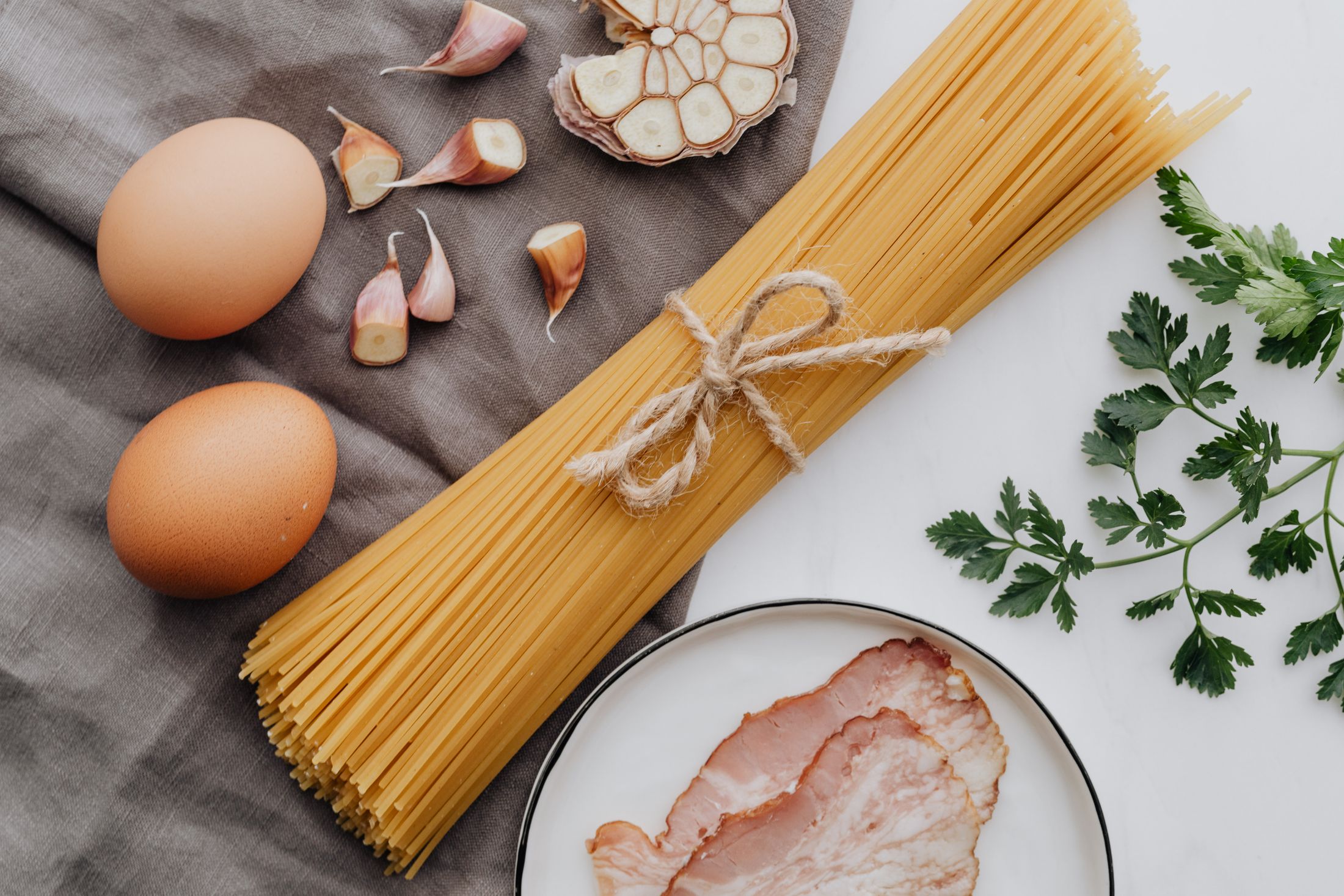 Spaghetti, hierbas e ingredientes para cocinar pasta italiana