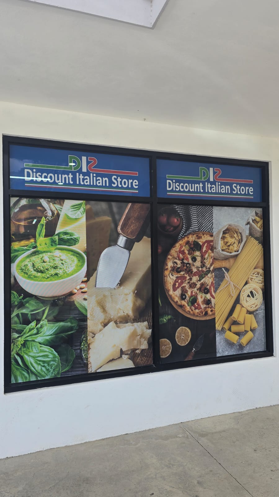Escaparate real de DIS Potrero con imágenes de especialidades italianas